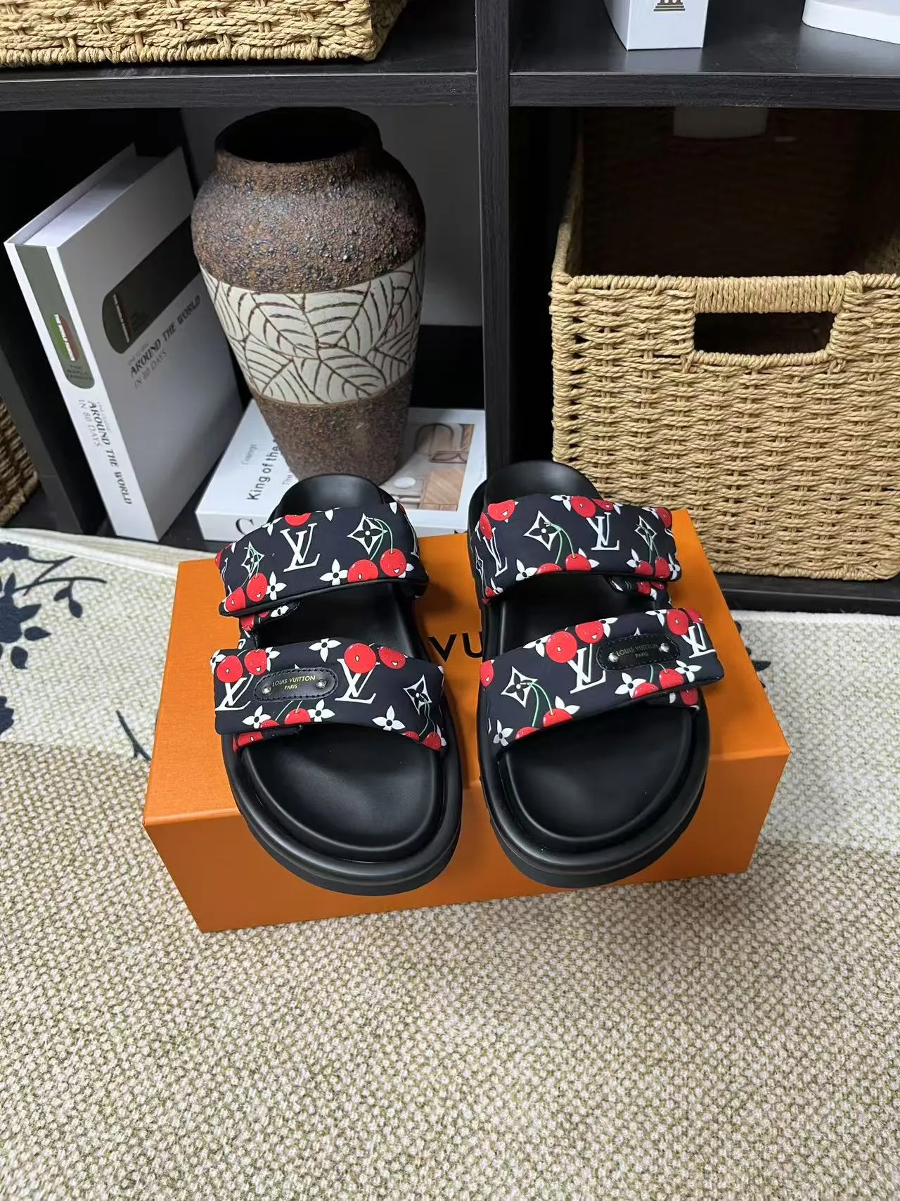 P340 yuan LV Louis Vuitton Full of high-end feel! A popular model among bloggers at home and abroad, it’s retro and fashionable, and looks stunning on your feet! Mainly recommended model on the official website★ ━━━━━ ЅᏇєєt ━━━━━ ▪️Upper: original calfskin ➕5D printing process ▪️Inner: imported mixed sheepskin ▪️Outsole: original molded foam outsole ▪️Size: Female 35-40 Men's 39-44 (women's 41 men's 45)